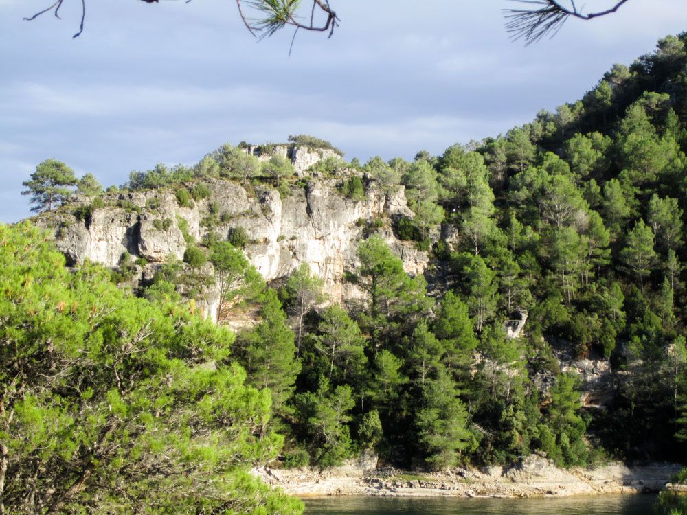 Massiv am Ulldecona-Stausee